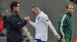 Wayne Rooney si podává ruku s Fabiem Capellem poté, co ho vystřídal v kvalifikačním zápase proti Walesu