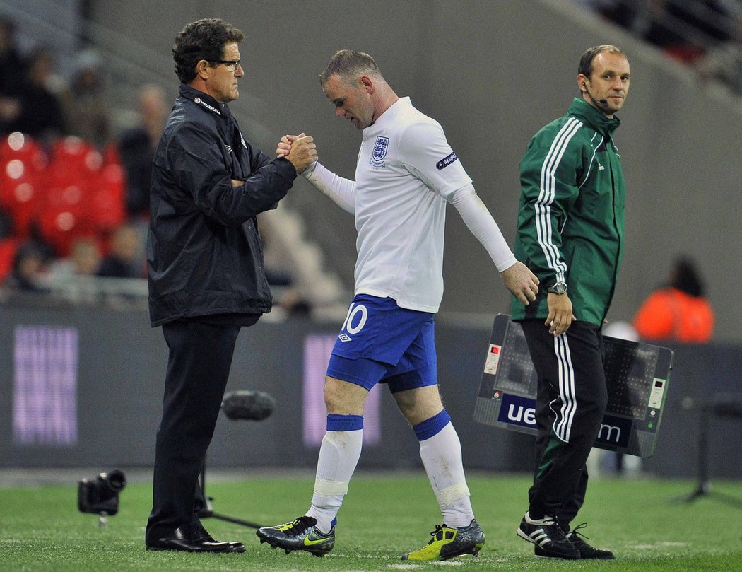 Wayne Rooney si podává ruku s Fabiem Capellem poté, co ho vystřídal v kvalifikačním zápase proti Walesu