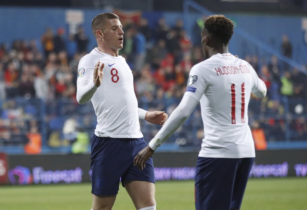 Ross Barkley (vlevo) vstřelil třetí gól Angličanů v Černé Hoře