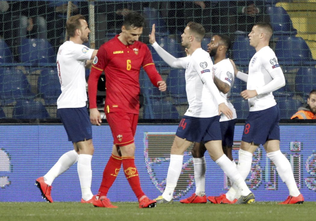Čtvrtý gól Anglie přidal v Černé Hoře Harry Kane (vlevo)