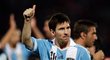 Lionel Messi zdraví diváky po vítězství Argentiny nad Chile