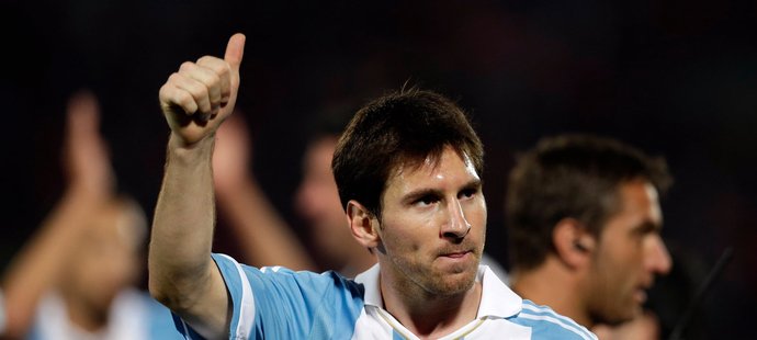 Lionel Messi zdraví diváky po vítězství Argentiny nad Chile