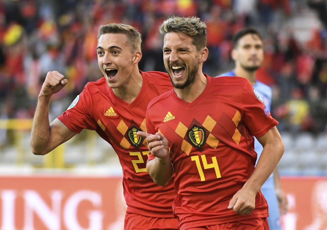 Dries Mertens (vpravo) slaví svůj gól do sítě Kazachstánu