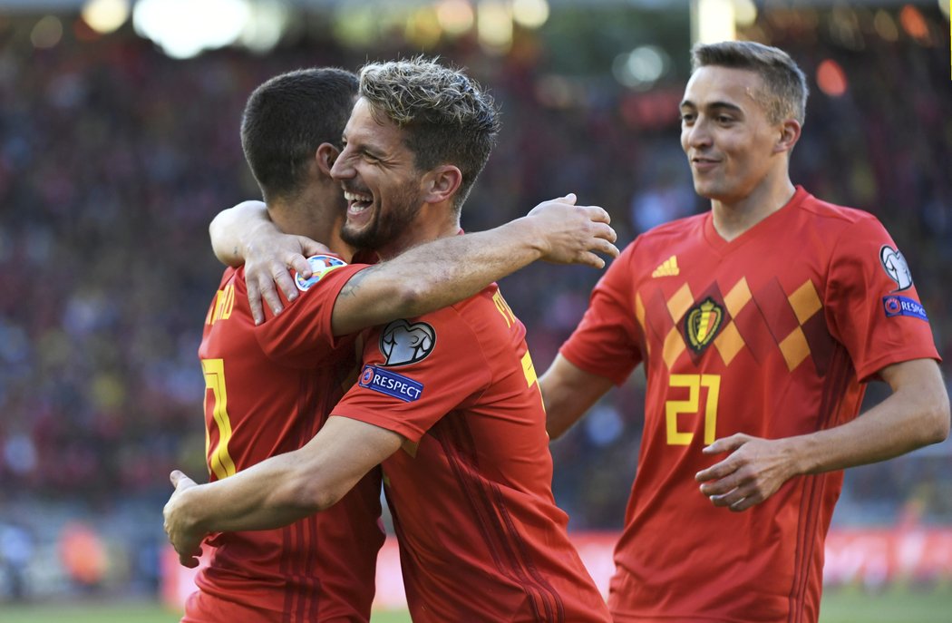 Dries Mertens (uprostřed) otevřel skóre zápasu Belgie s Kazachstánem