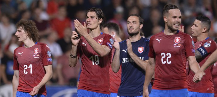 Čeští fotbalisté děkují fanouškům po vítězství nad Černou Horou