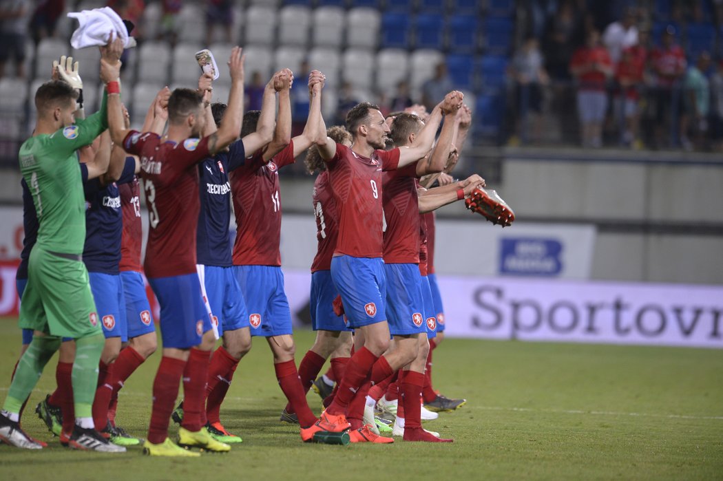 Čeští fotbalisté děkují fanouškům po vítězství nad Černou Horou