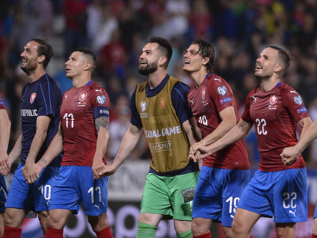 Čeští fotbalisté děkují fanouškům po vítězství nad Černou Horou