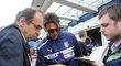 Italský brankář Gianluigi Buffon se podepisuje fanouškům po příletu do Prahy