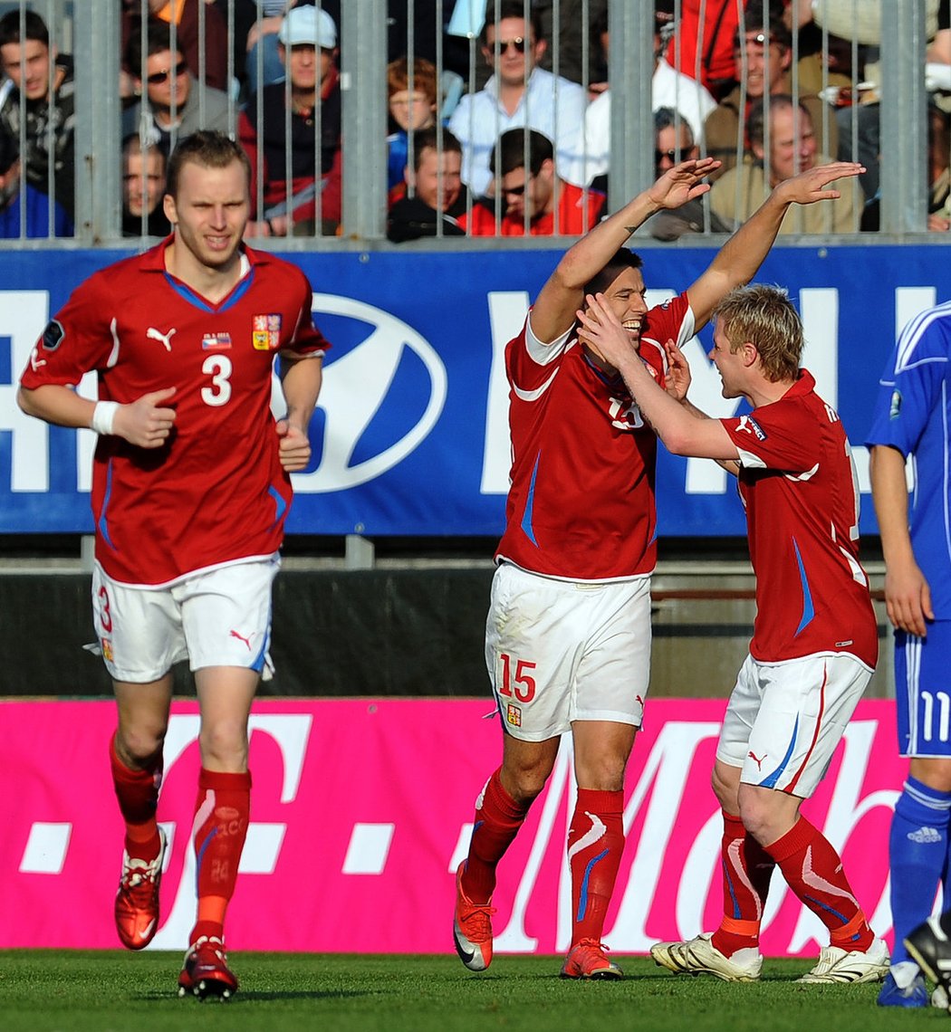 Milan Baroš slaví svůj brzký gól do sítě Lichtenštenců s Tomášem Hübschmanem