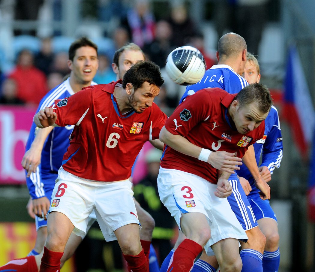 Tomáš Sivok (vlevo) a Michal Kadlec odvrací míč Lichtenštejnců před českou brankou