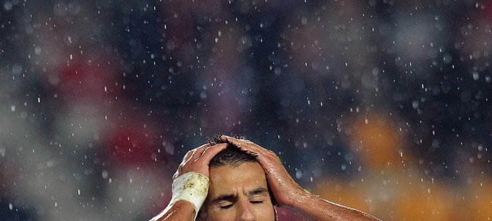 Milan Baroš se drží za hlavu po neuznaném gólu