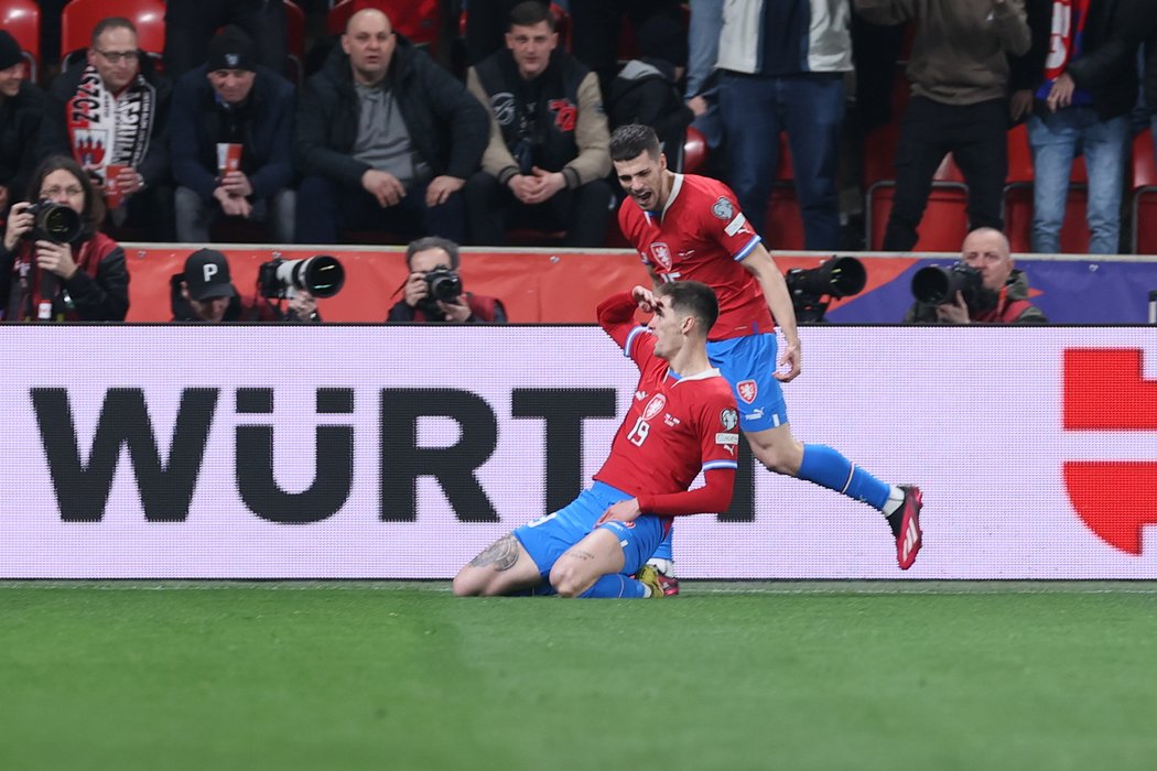 David Jurásek se raduje z gólu Tomáše Čvančary v zápase proti Polsku