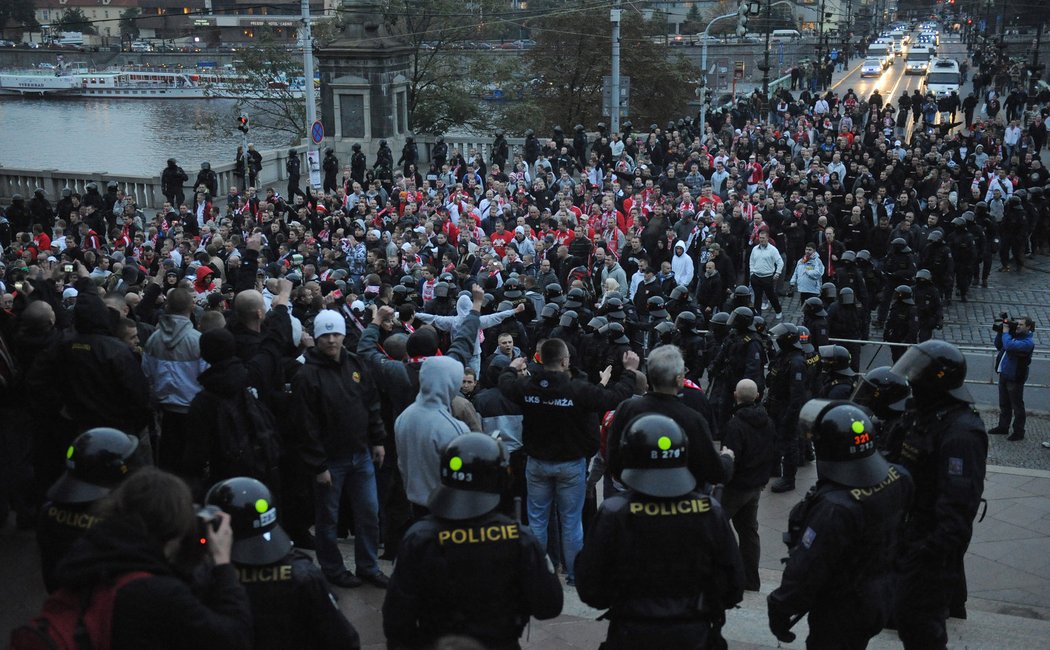 Polští rowdies v obklíčení policistů