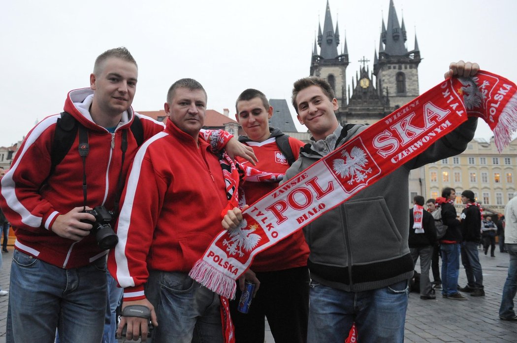 Polští fanoušci na Staroměstském náměstí