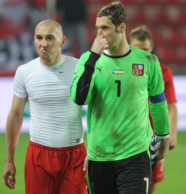 Kapitáni Polska a Slovenska po zápase: Lewandowski (vlevo) a Petr Čech Kapitáni Polska a Slovenska po zápase: Lewandowski (vlevo) a Petr Čech