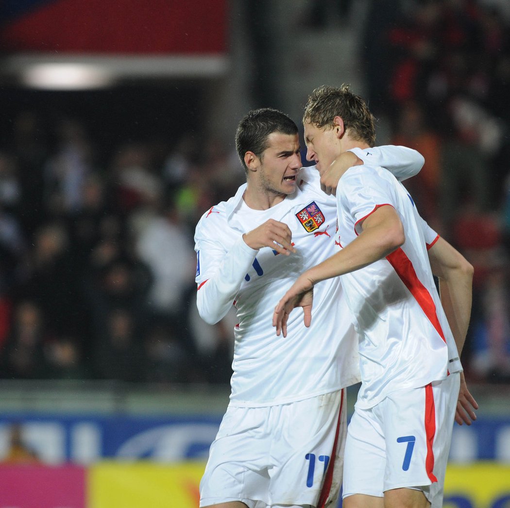 Tomáš Necid se raduje z gólu s Danielem Pudilem (vlevo)
