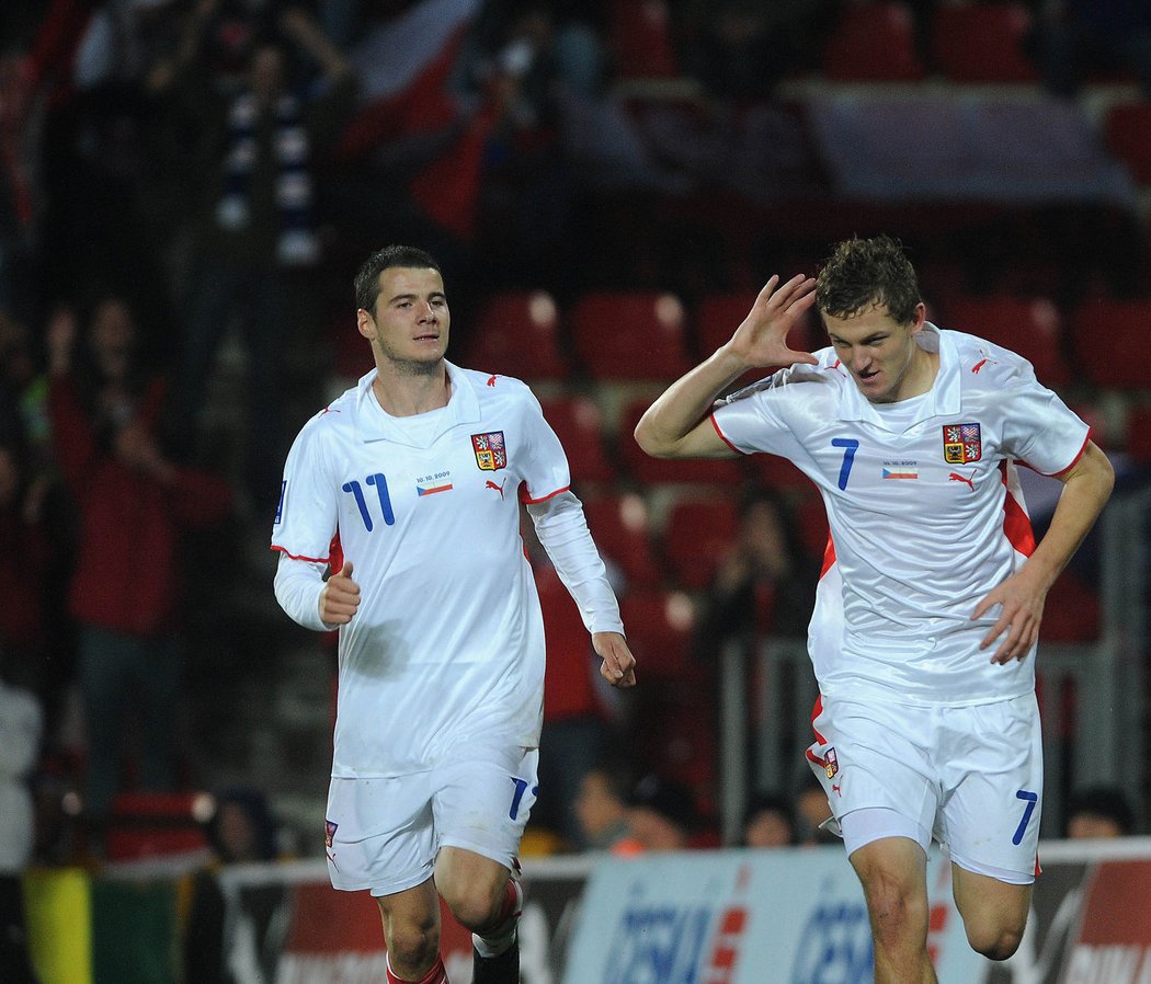 Tomáš Necid (vpravo) slaví vedoucí gól nad Polskem, přibíhá k němu Daniel Pudil