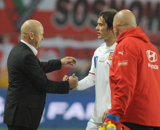 Tomáš Rosický odchází střídat, svým výkonem výrazně pomohl kouči Haškovi (vlevo) k vítězství nad Polskem Tomáš Rosický odchází střídat, svým výkonem výrazně pomohl kouči Haškovi (vlevo) k vítězství nad Polskem