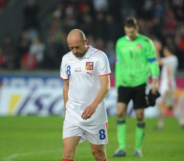 Posmutnělí reprezentanti Jiří Štajner a Petr Čech poté, co se dozvěděli, že Slovensko prohrálo Posmutnělí reprezentanti Jiří Štajner a Petr Čech poté, co se dozvěděli, že Slovensko prohrálo