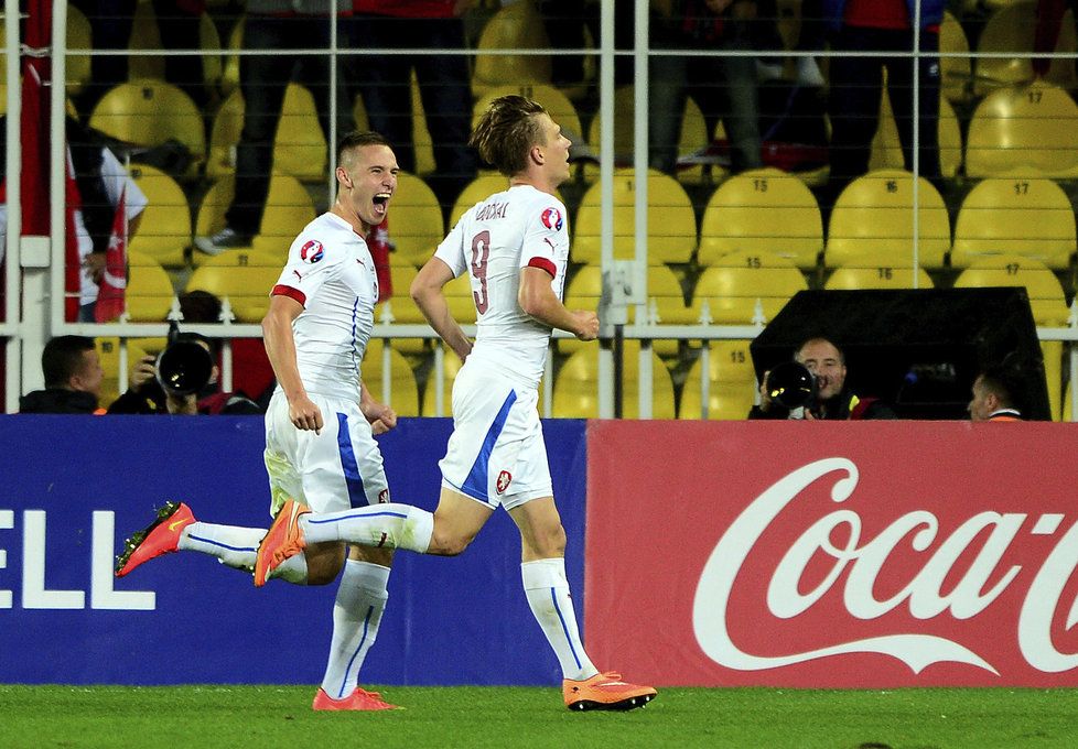 Pavel Kadeřábek (vlevo) se raduje se střelcem rozhodujícího gólu v Turecku Bořkem Dočkalem