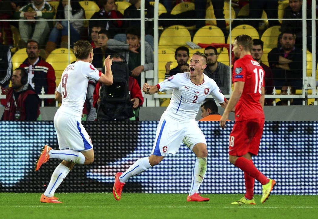 Bořek Dočkal (vlevo) a Pavel Kadeřábek se radují z gólu na 2:1 v zápase proti Turecku