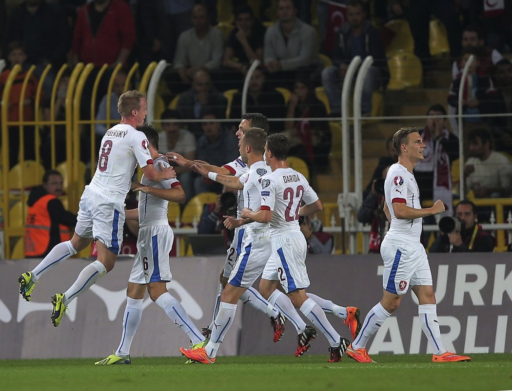 Čeští fotbalisté se radují z vedoucího gólu Bořka Dočkala v zápase proti Turecku