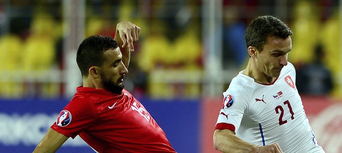 Záložník tureckého Fenerbahce Mehmet Topal v zápase s českou reprezentací v roce 2014