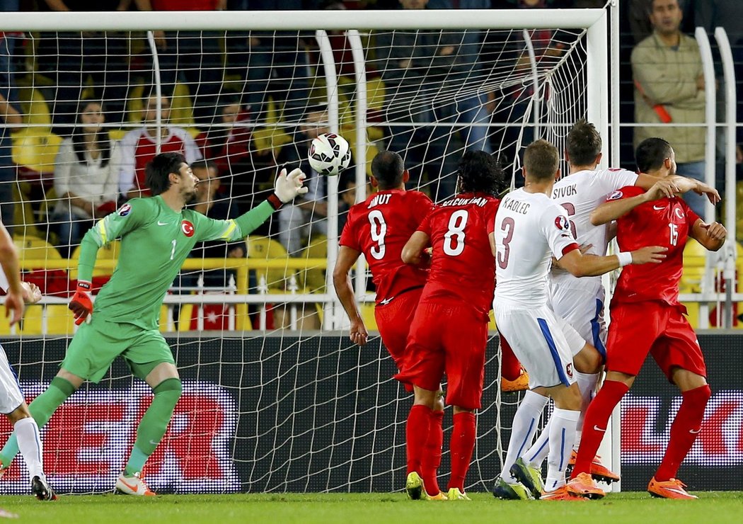 Tomáš Sivok přesnou hlavičkou vyrovnává v kvalifikačním zápase v Turecku na 1:1