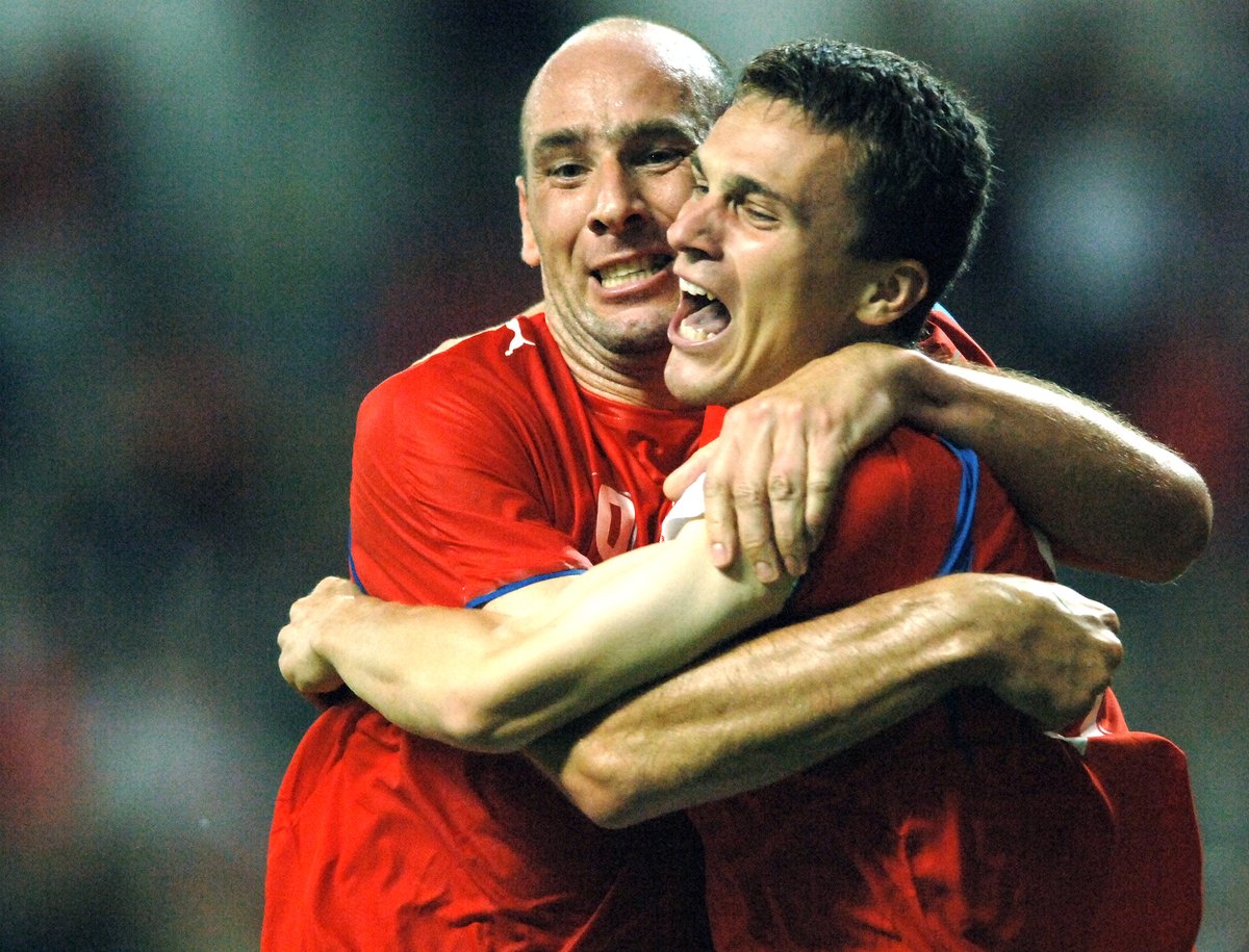 2006. David Lafata oslavuje spolu s Janem Kollerem jeden ze svých dvou gólů v kvalifikaci EURO 2008 proti Walesu, kterými pomohl k výhře 2:1. 