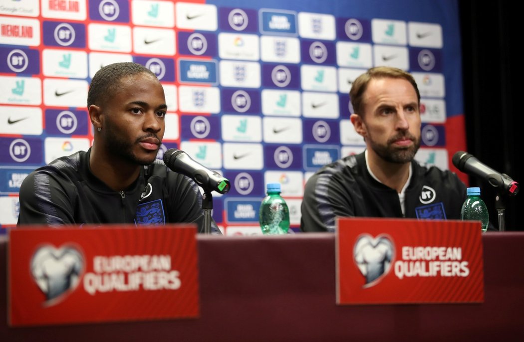 Trenér Anglie Gareth Southgate (vpravo) a Raheem Sterling na tiskové konferenci před zápasem s Českou republikou