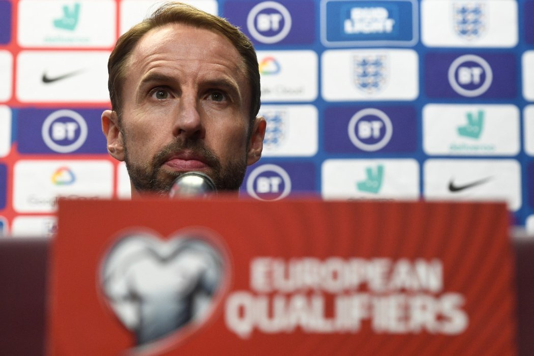 Trenér Anglie Gareth Southgate na tiskové konferenci před zápasem s Českou republikou