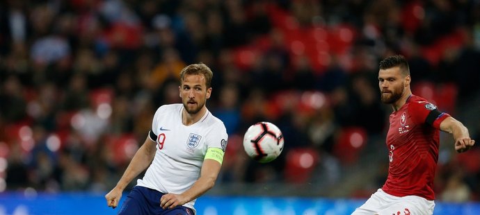 Ondřej Čelůstka (vpravo) a Harry Kane v zápase kvalifikace o postup na EURO 2020 mezi Českou republikou a Anglií