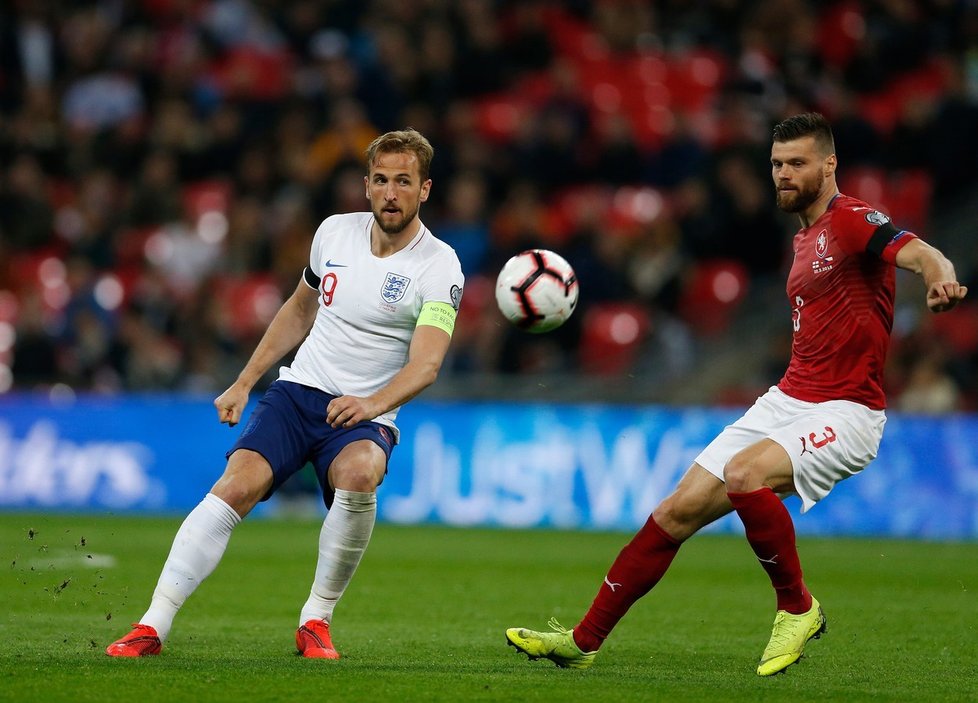 Ondřej Čelůstka (vpravo) a Harry Kane v zápase kvalifikace o postup na EURO 2020 mezi Českou republikou a Anglií