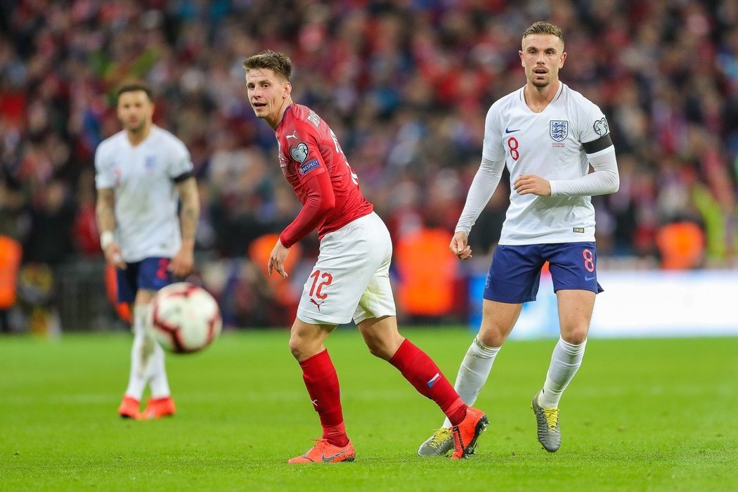 Lukáš Masopust a Jordan Henderson během zápasu kvalifikace o postup na EURO 2020