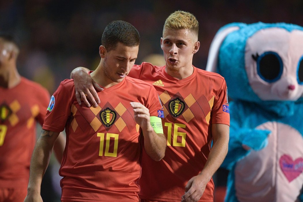 Eden Hazard (vlevo) i jeho bratr Thorgan budou Belgii kvůli zranění chybět v kvalifikačních duelech proti San Marinu a Skotsku