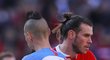 Kapitáni Gareth Bale a Marek Hamšík se zdraví po souboji Slovenska s Walesem