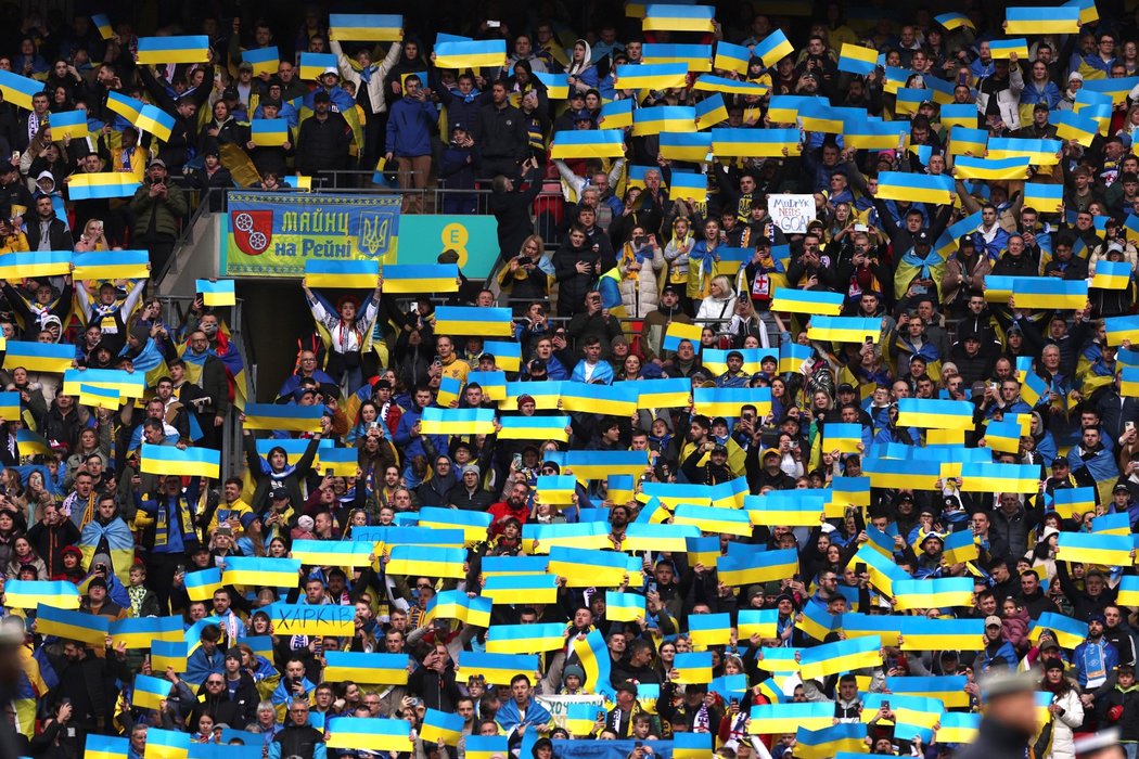 Fanoušci s ukrajinskými vlajkami v duelu Anglie s Ukrajinou
