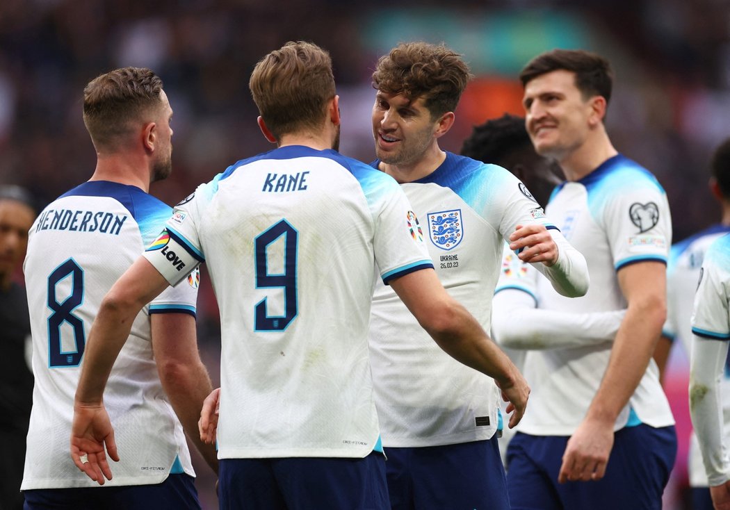 Fotbalisté Anglie se radují z gólu do sítě Ukrajiny