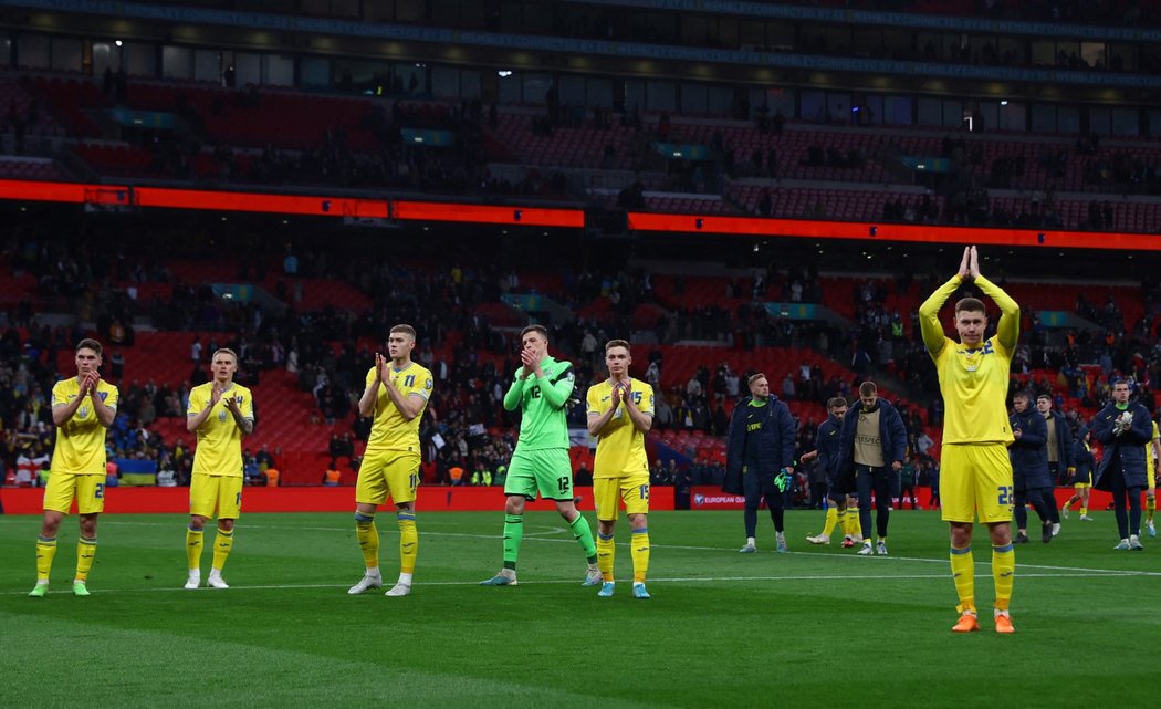 Ukrajinští fotbalisté děkují fanouškům po kvalifikační prohře s Anglií