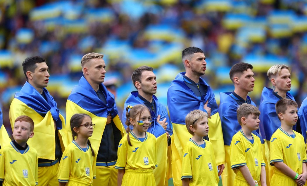 Ukrajinští fotbalisté nastoupili proti Anglii s národními vlajkami na ramenou
