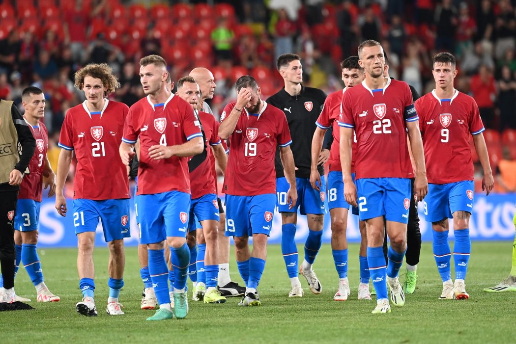 Čeští fotbalisté v čele s kapitánem Tomášem Součkem po remíze s Albánií