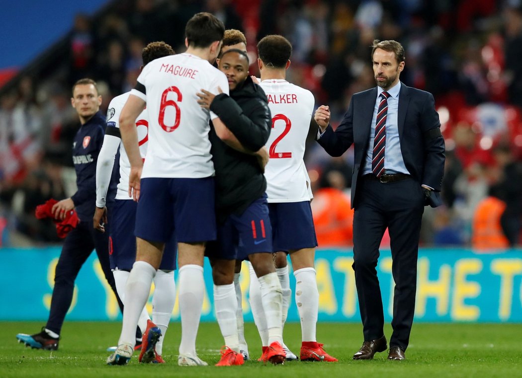 Spokojení angličtí fotbalisté po vysoké výhře nad českou reprezentací