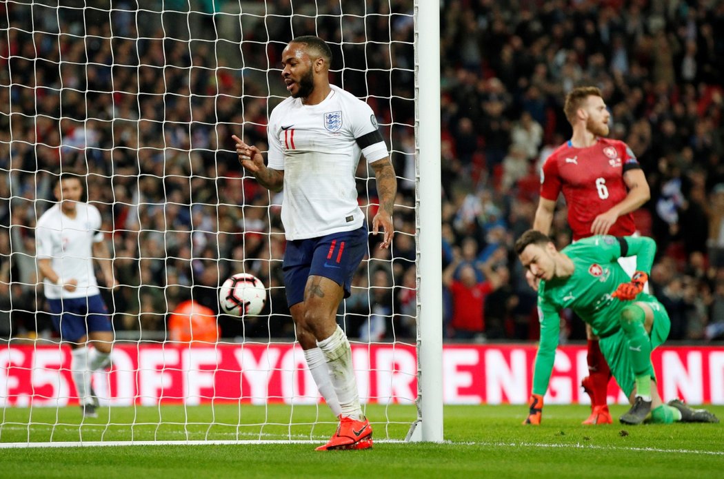 Raheem Sterlig oslavuje branku do sítě České reprezentace