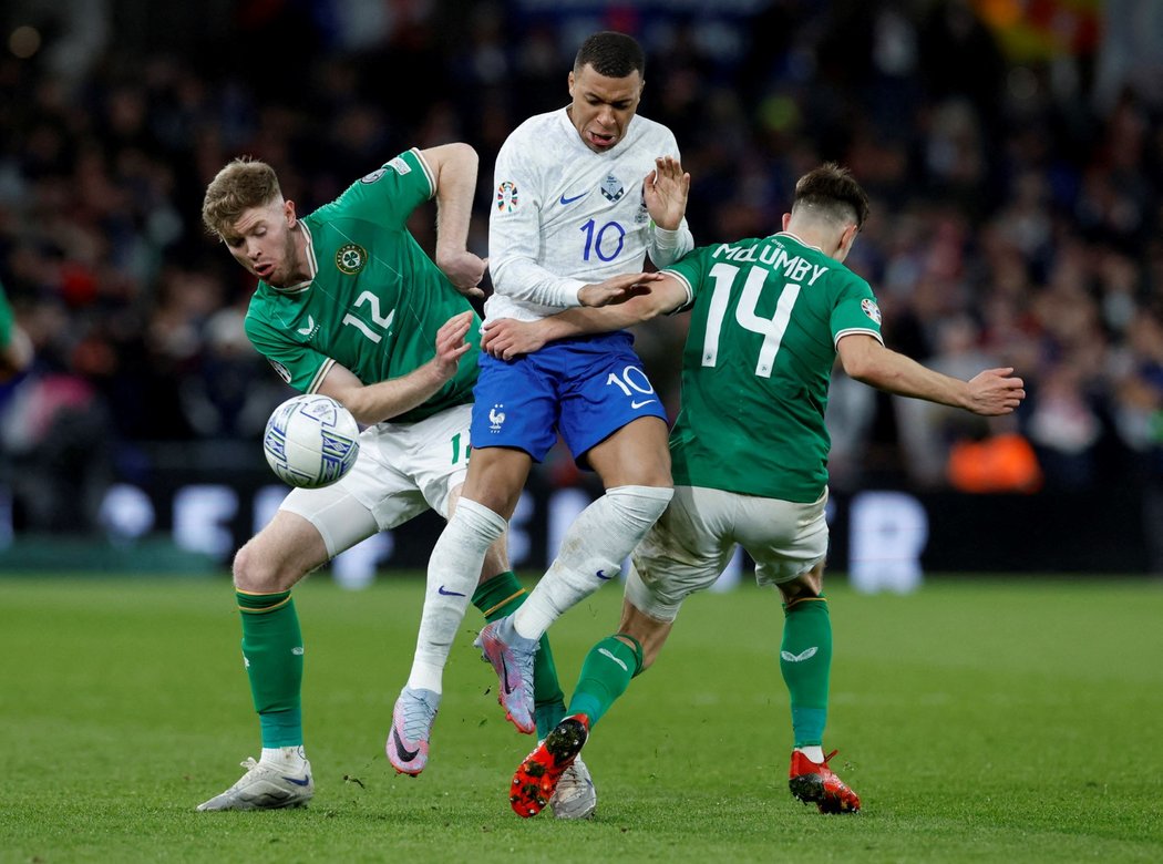 Kylian Mbappé v souboji s irskými hráči