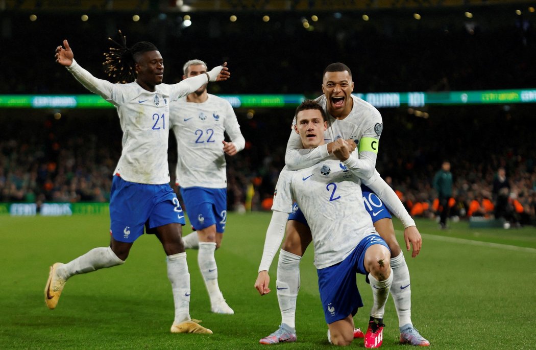 Francouzi vyhráli v Irsku po gólu Benjamina Pavarda