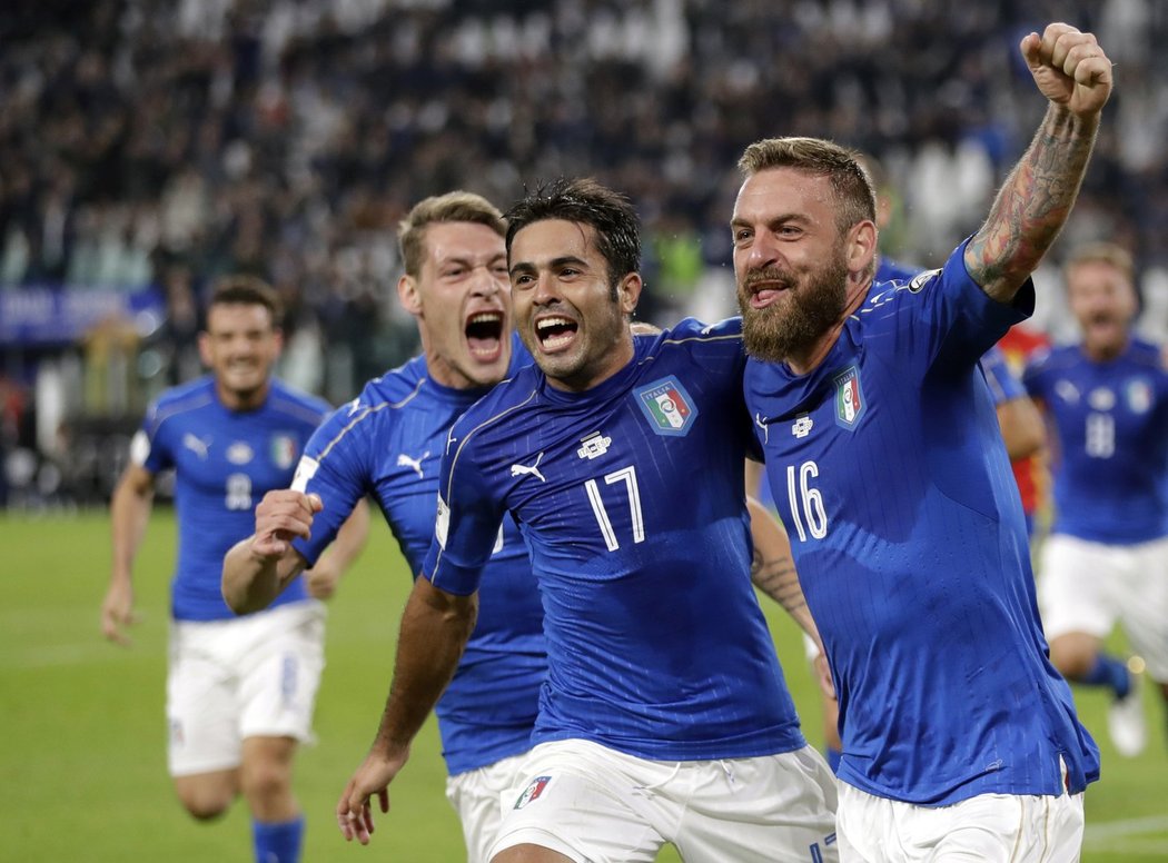 Daniele De Rossi (vpravo) slaví svůj vyrovnávací gól v kvalifikaci o MS proti Španělsku