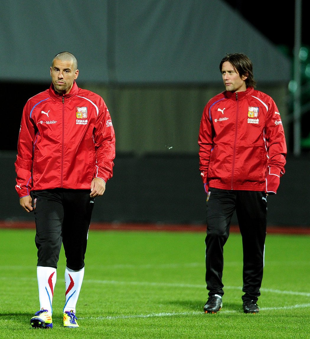 Musíme vyhrát. Milan Baroš (vlevo) a Tomáš Rosický na tréninku před zápasem v Litvě