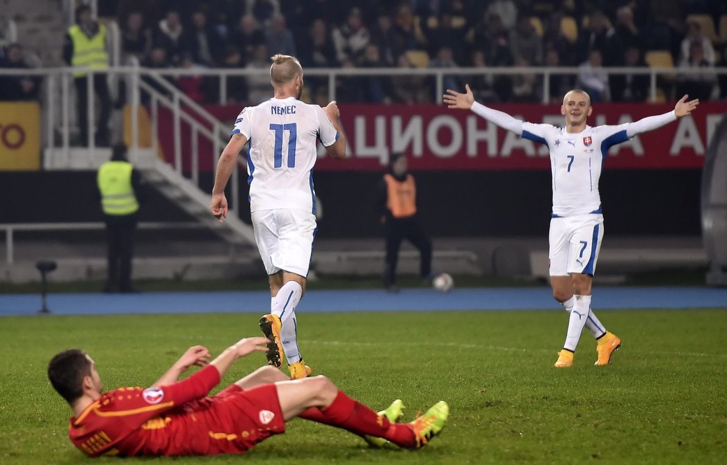 Slovenský reprezentant Adam Němec slaví gól v síti Makedonie v utkání kvalifikace o postup na EURO 2016.