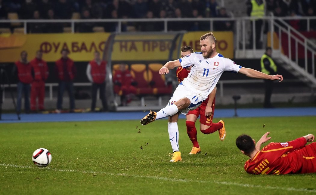 Slovenský reprezentant Adam Němec střílí gól do sítě Makedonie v utkání kvalifikace o postup na EURO 2016. Slovensko v tu chvíli vedlo 2:0.