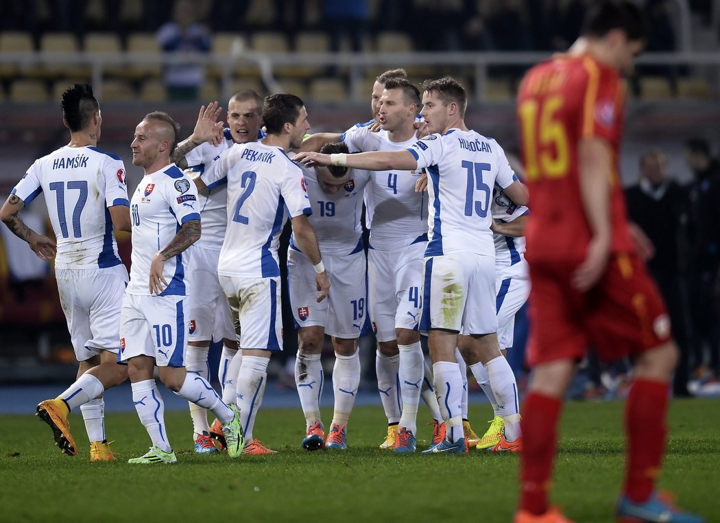 Fotbalisté Slovenska se radují. V poločase utkání kvalifikace o postup na EURO 2016 vedl tým trenéra Jána Kozáka v Makedonii 2:0. Góly zaznamenali Kucka a Němec.